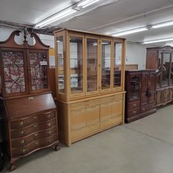 Blonde China hutch W / 4 drawers and 2 doors