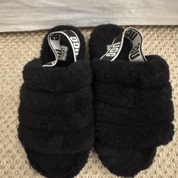 UGG Fluff Yeah Slide Black (Women's) size 8. Excellent condition.retail $120