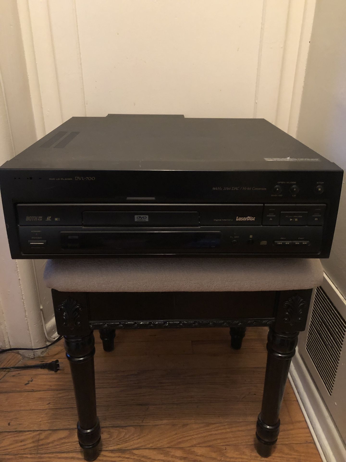 Pioneer DVL-700 LaserDisc player w/ remote