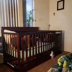 Beby Bed That Turns Into A Big Bed Changing Table , Draws On Bottom An On Changing Table Side As Will 