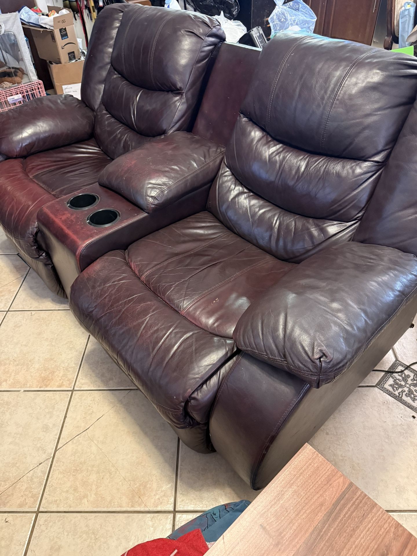 🎁 Cozy Holiday Couch – Great Condition Leather Reclining Loveseat w/ Console & Cup Holders – Very Comfortable