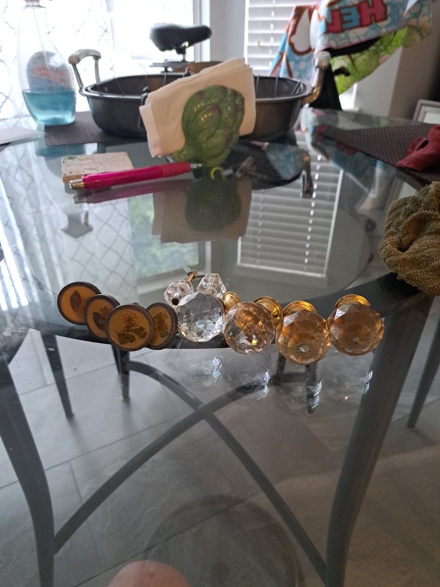 10 MIS. Drawer Knobs All