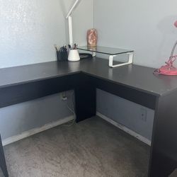Black Desk With Chair. 