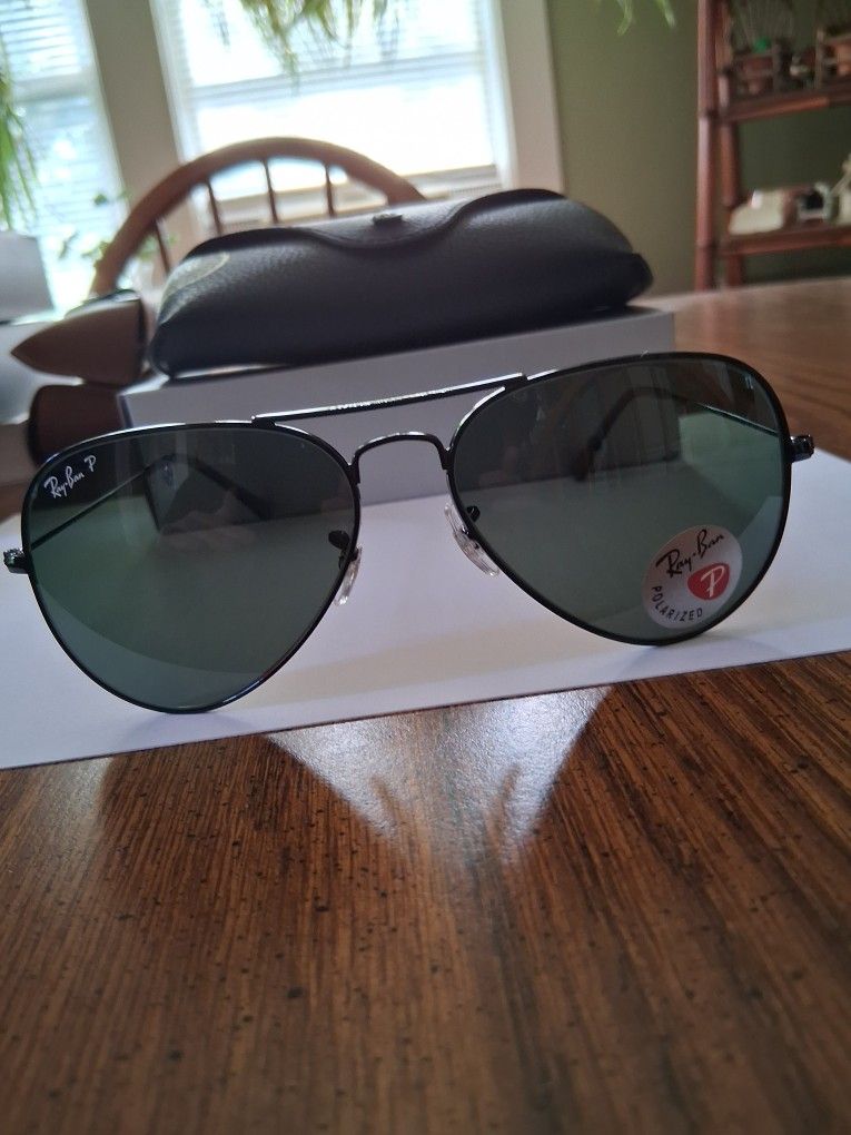 RAY BAN AVIATORS WITH BLACK FRAME AND POLARIZED TINTED LENSES. NEW IN BOX.