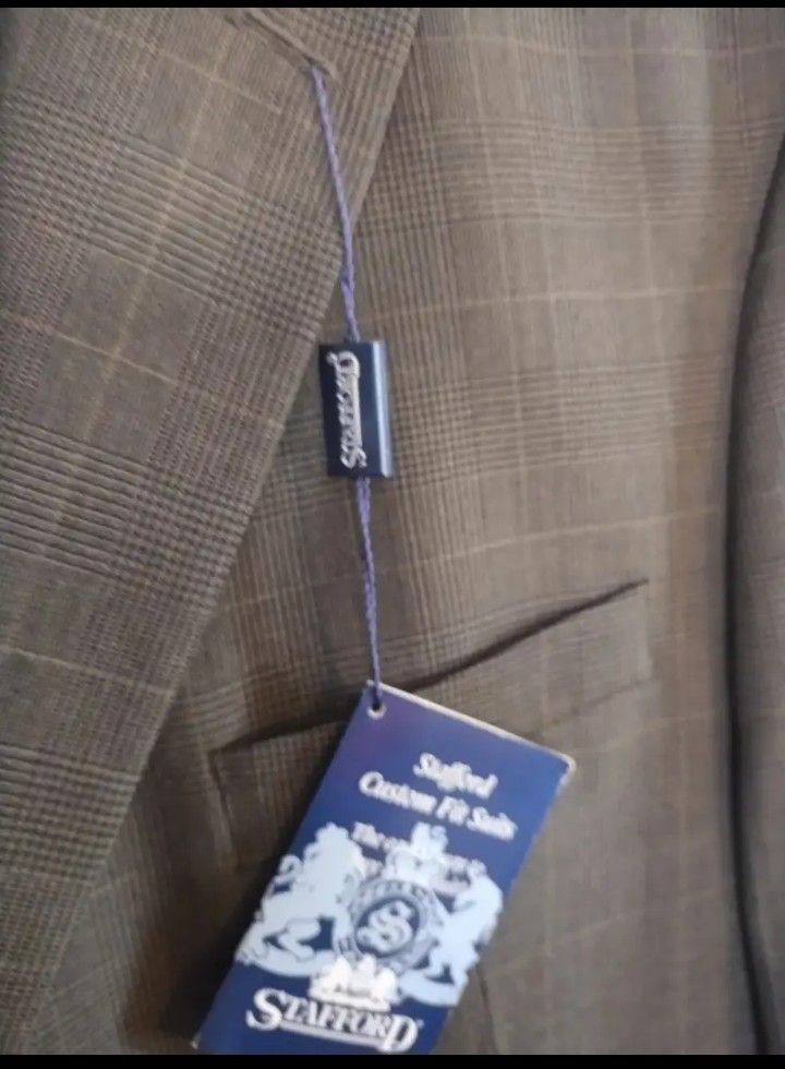MEN'S 100% WOOL 3-BUTTON SUIT..... CHECK OUT MY PAGE FOR MORE ITEMS