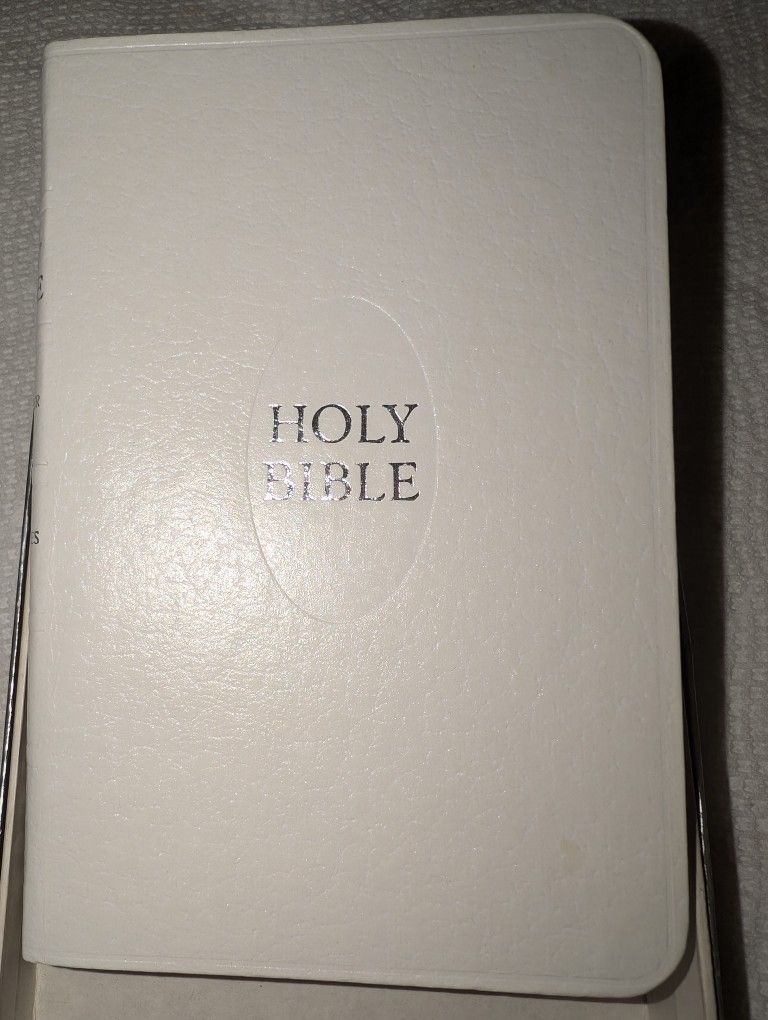 Nice White Text Bible, King James Version, Red Letter Edition, White Imitation Leather, Silver Edges, Limp Binding By World. W1304MC