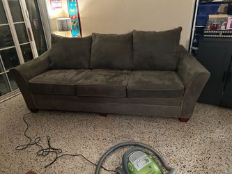 Super Spacious 8' Couch - Cozy & Perfect for Living Room