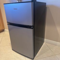 Midea 3.1 cubic foot Compact Refrigerator and Freezer