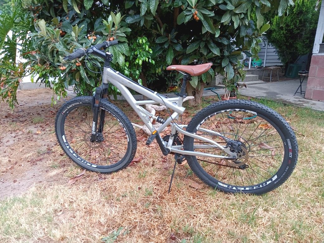 27.5 mongoose Mountain Bike.... Hydraulic Disc Brakes