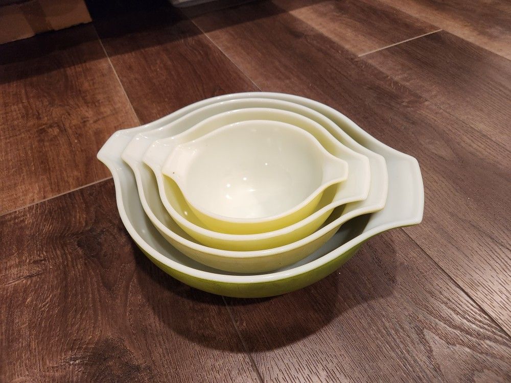 Vintage Pyrex Nesting Cinderella Mixing Bowls Green Set of 4 Verde Green