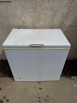 Used Condition White Frigidaire 3.0 Cu. Ft. Chest Freezer FFC0723DW19. Works Great!