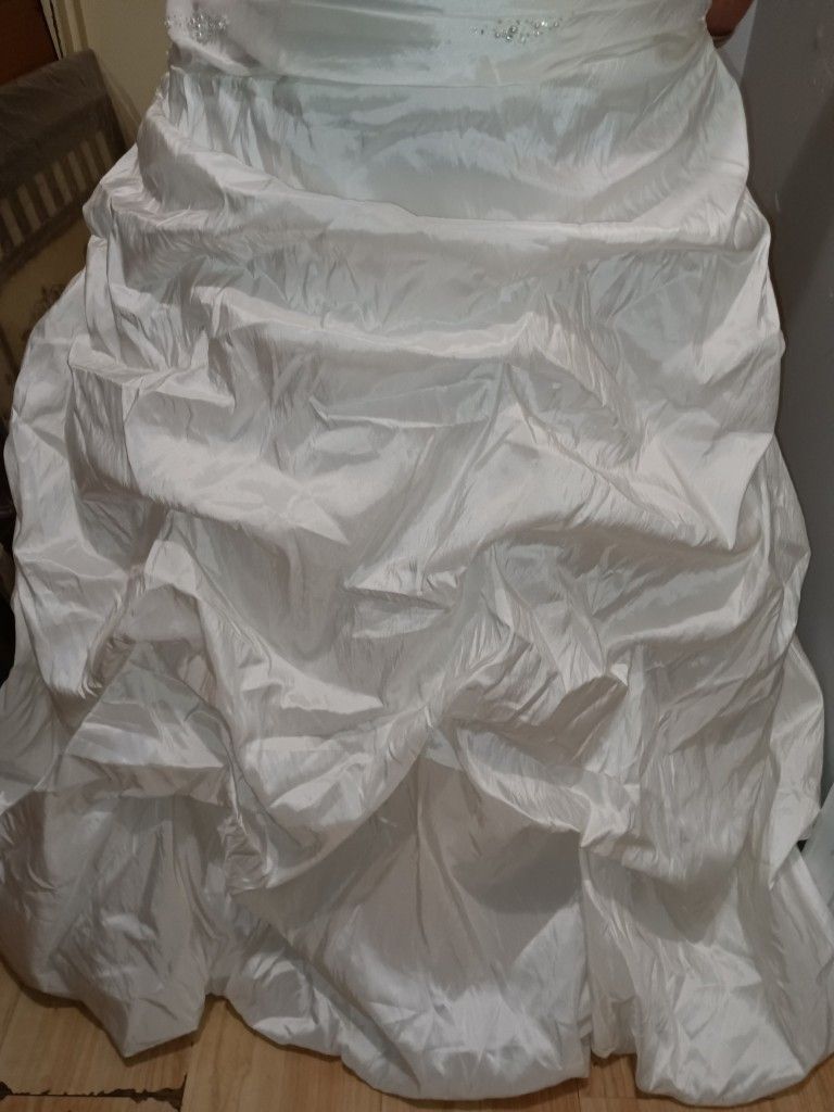 Gorgeous White Ball gown Style Wedding Dress With Silver Embroidery On Fitted Heart Shape Top ,1Owner Ex Cond