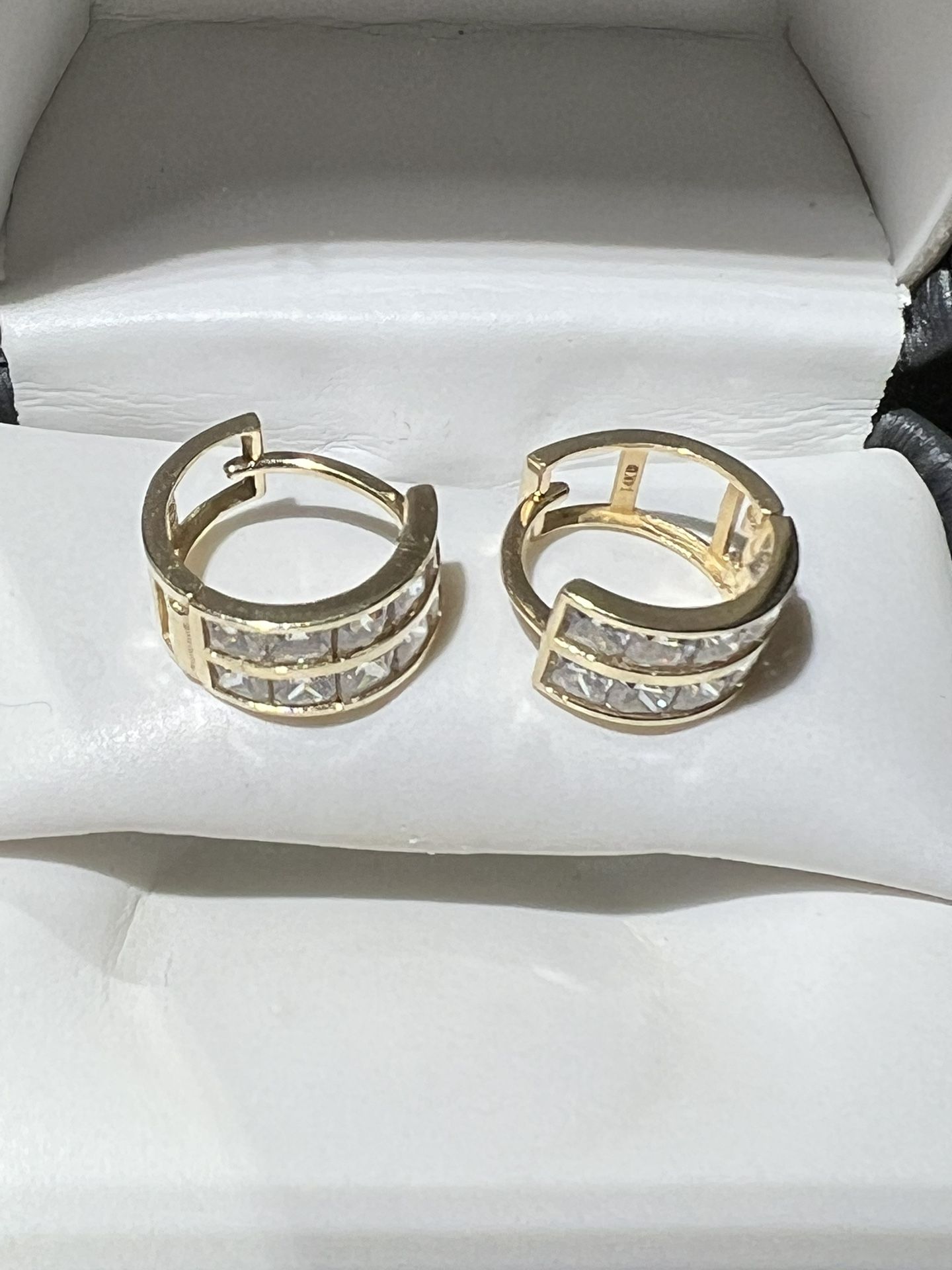 BEAUTIFUL 14K YELLOW GOLD EARRINGS WITH SIMULATED DIAMONDS 