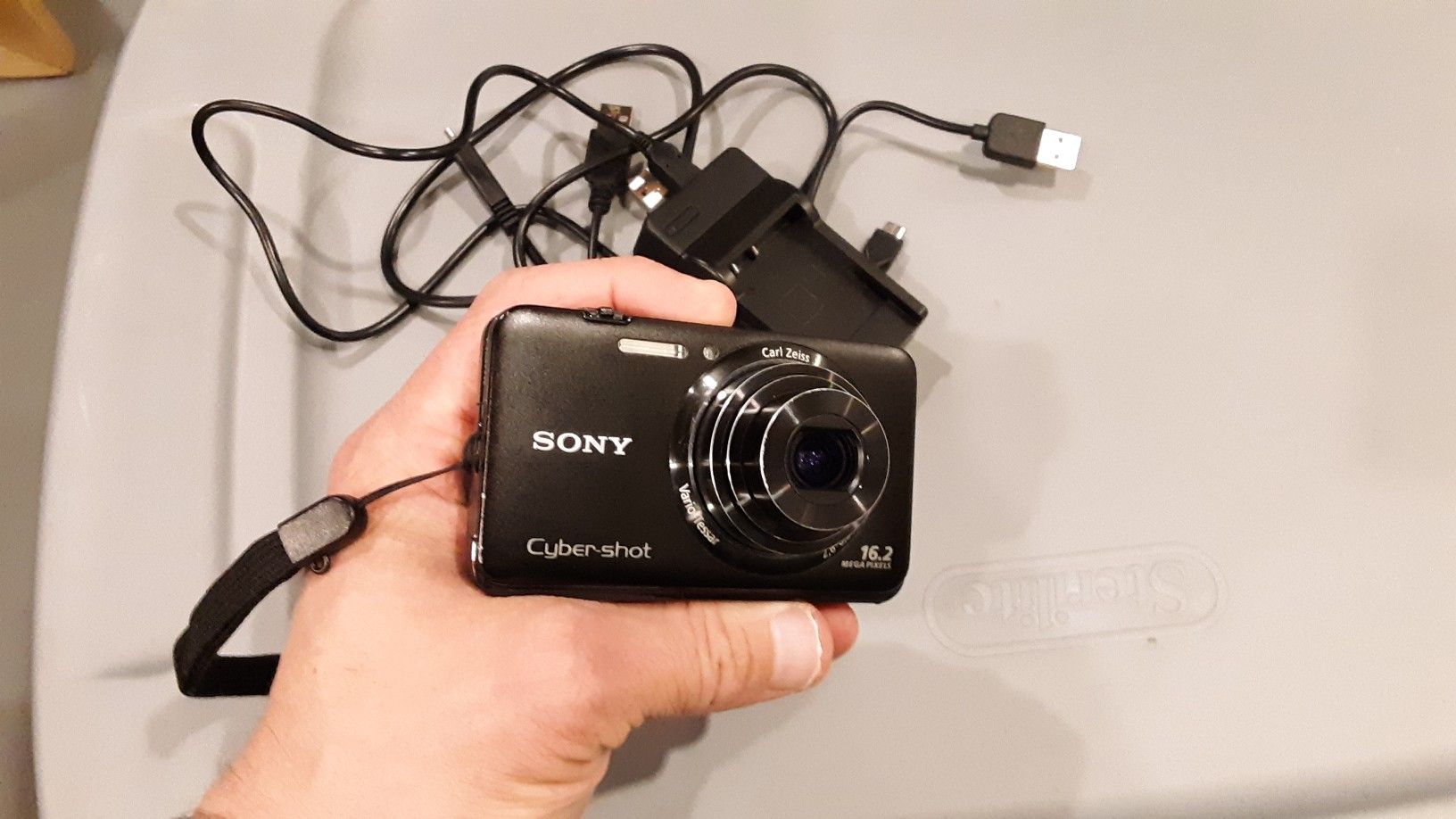 Sony Cyber-shot DSC-WX9 16.2mp Point and Shoot Camera