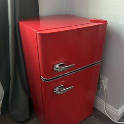 Insignia 2.8 Foot Mini Fridge 