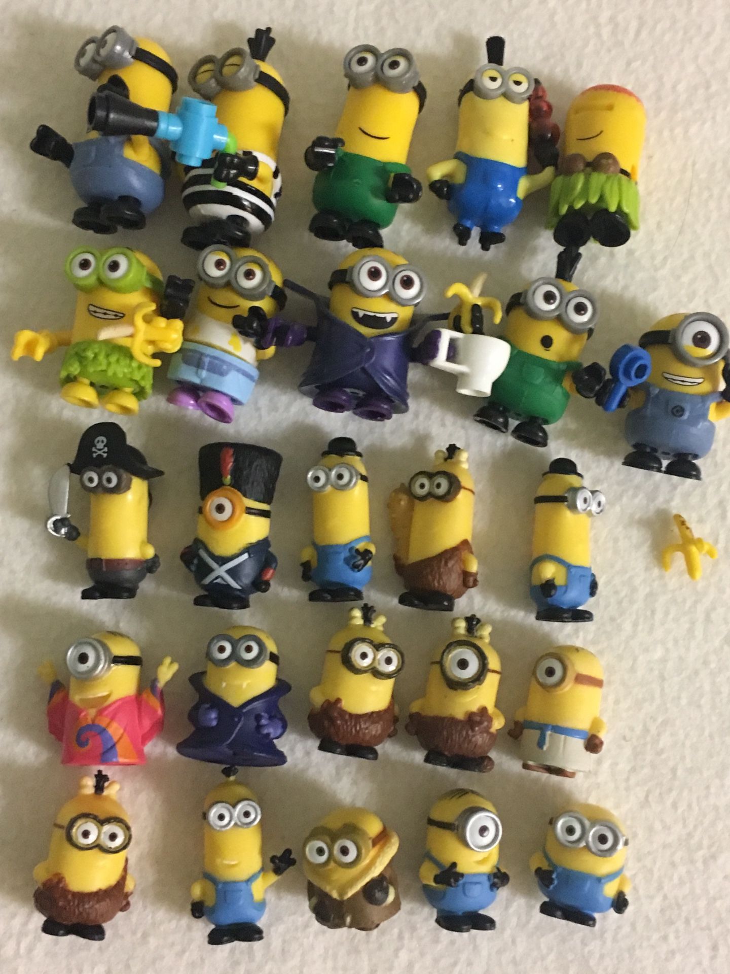 Lot of 21 Minion Mini Figures Small Plastic Toys. Condition is Used. All in good condition!