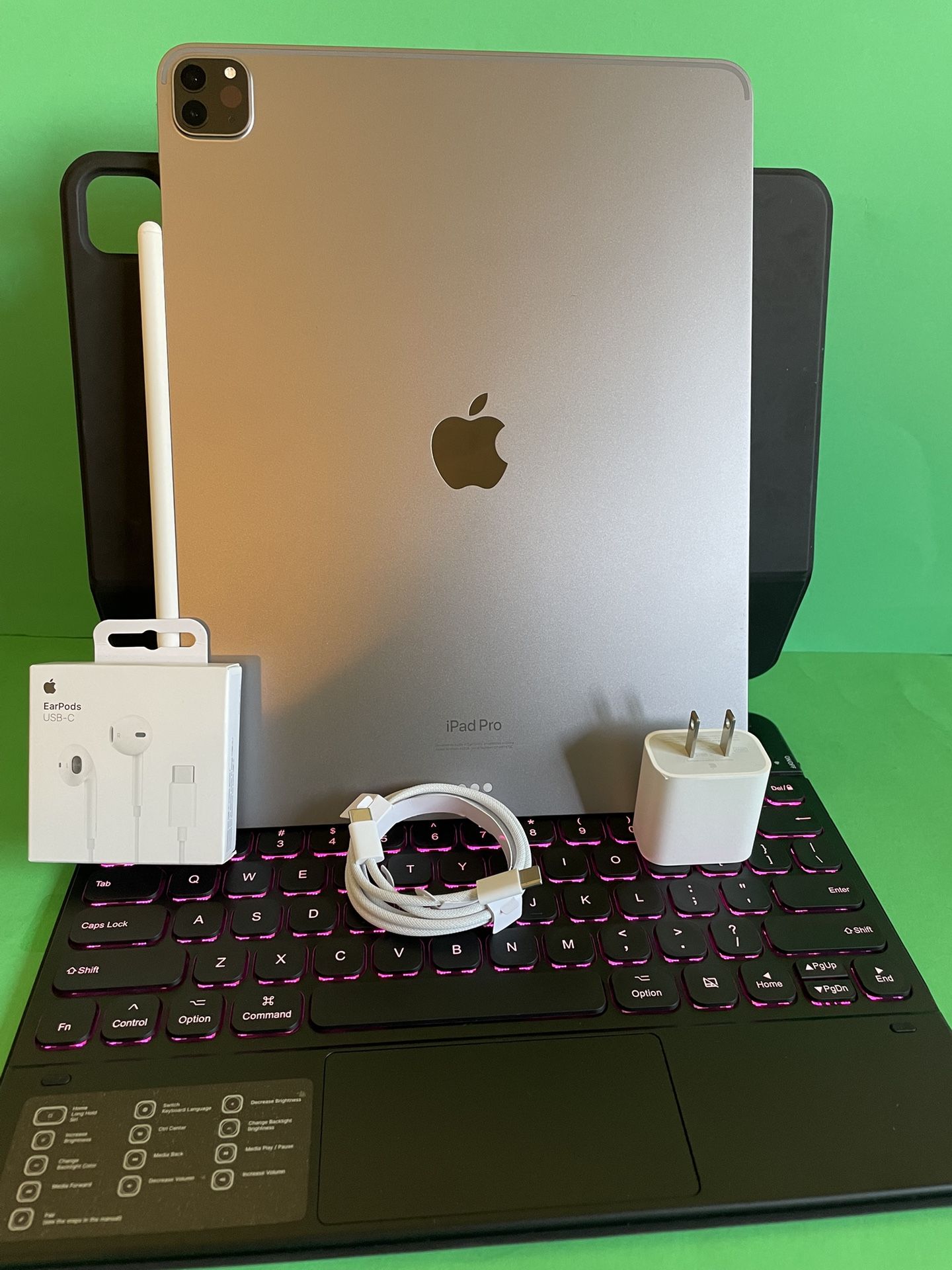 Apple IPad Pro 12.9” 6th Generation (M2 chip / XDR display/ 2022 ) 128GB with keyboard, pen & Accessories (256GB $879) 