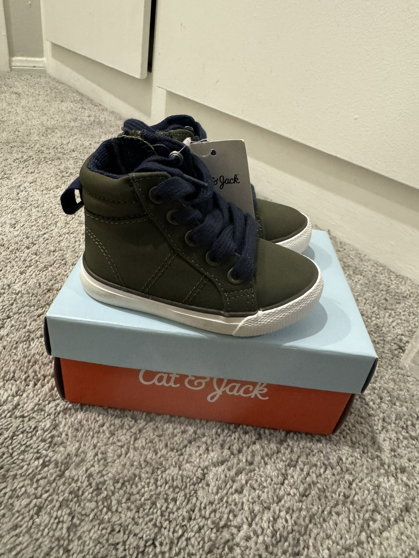 Toddler shoes size 4