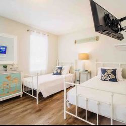 Airbnb & Home Clean out Saturday 10/12 10am-7pm!