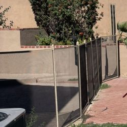 Removable pool fence w/ self closing gate