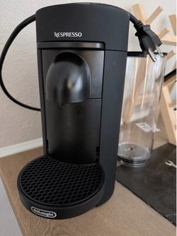 Esta es una cafetera Nespresso VertuoPlus de De'Longhi en color negro mate.Nespresso VertuoPlus Deluxe Coffee and Espresso Maker by De'longhi ...2 in 