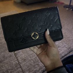 louis vuitton chain wallet (negotiable!!)