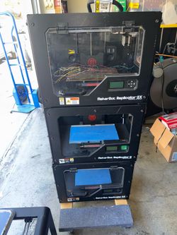 3 MakerBot Replicator 2x 3D Printee