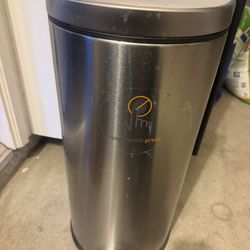 30-Liter Round Step Kitchen Trash Can 