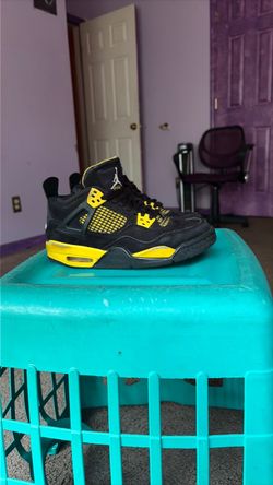 Air Jordan 4 Thunder Black Yellow Sneakers. Size 5 men