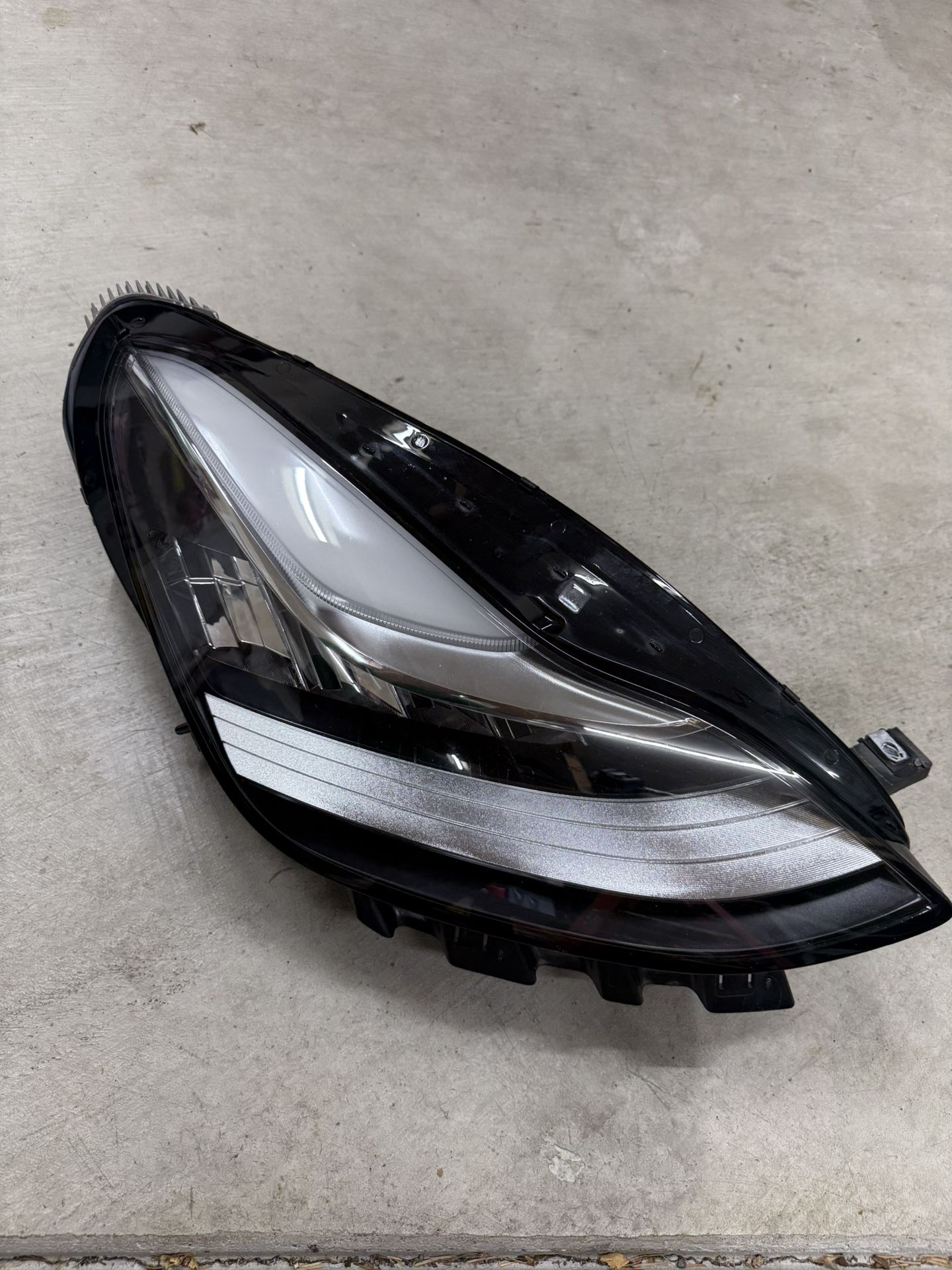 Tesla Model Y Headlight (passenger Side)