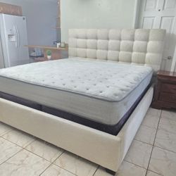 VENDO HERMOSA CAMA TAMAÑO KING, COLOR GRIS.  INCLUYE BOX SPRING Y COLCHÓN. 