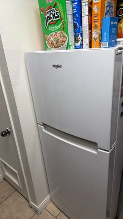 Whirlpool Top-Freezer Refrigerator White