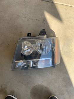 2008 Chevy Tahoe headlight left side