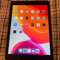 Apple iPad Fifth Generation A1822  32 Gb Like New Condition