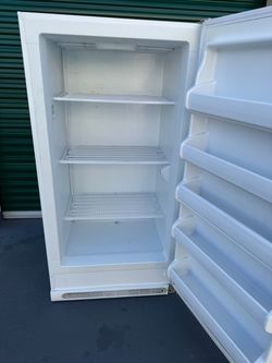 Freezer 17 cubic upright great for garage (free local delivery) $350 firm