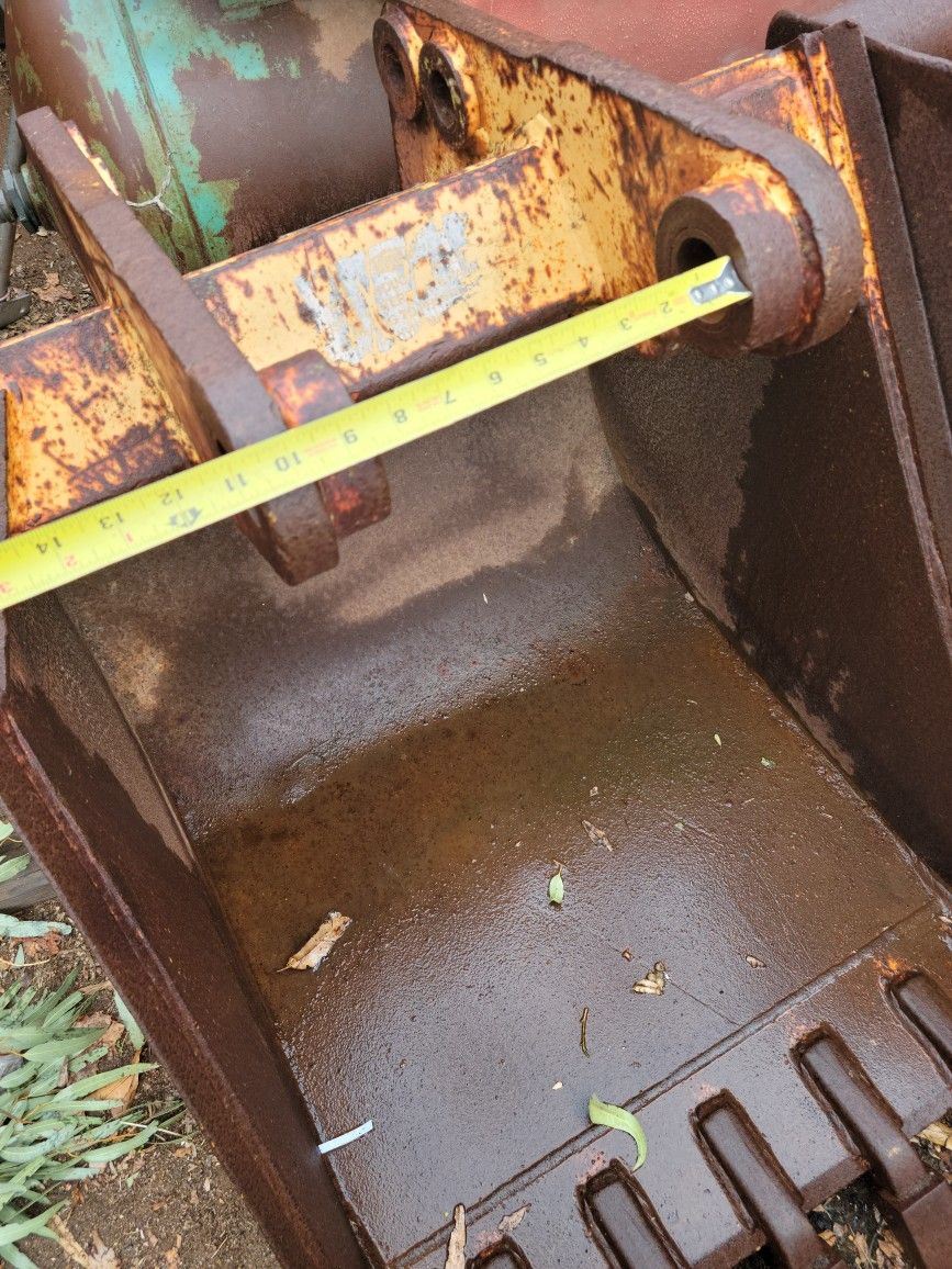 Case 24" Backhoe Bucket