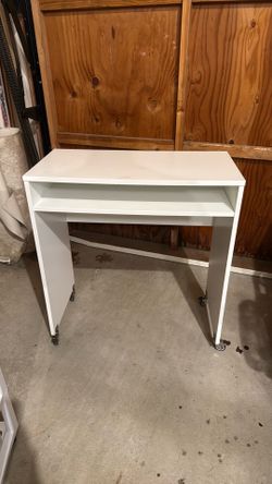 White rolling desk, good smooth locking wheels