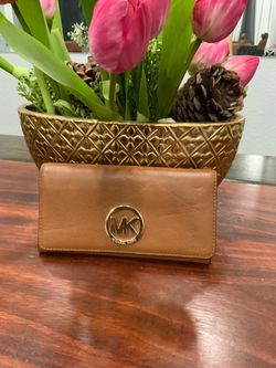 Michael Kors Fulton Carryall Leather Wallet Camel Brown Gold Hardware Classic