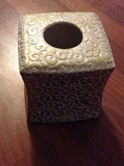 Waverly tissue box holder
