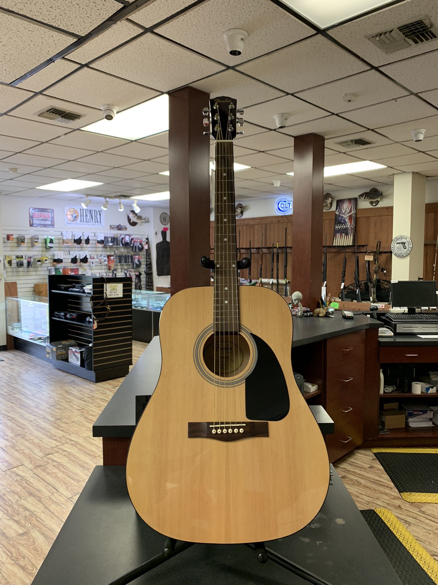 Fender Acoustic Guitar W/Case 