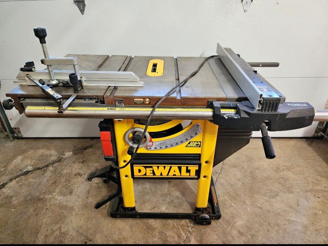 Dewalt-Table-Saw-DW746-With-Crosscut-Sled