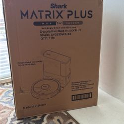 SHARK Plus Mop/Vacuum Self Empty Robot