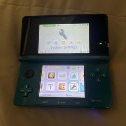 Nintendo 3DS With Charger and Mario Cart 7