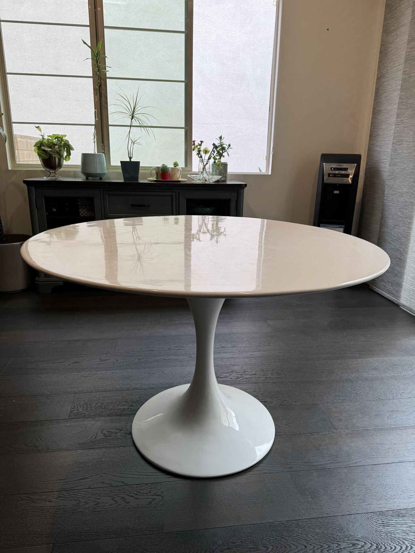 Round Dining / Kitchen Table 