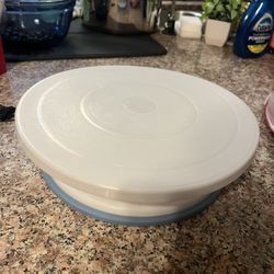 Rotating cake stand