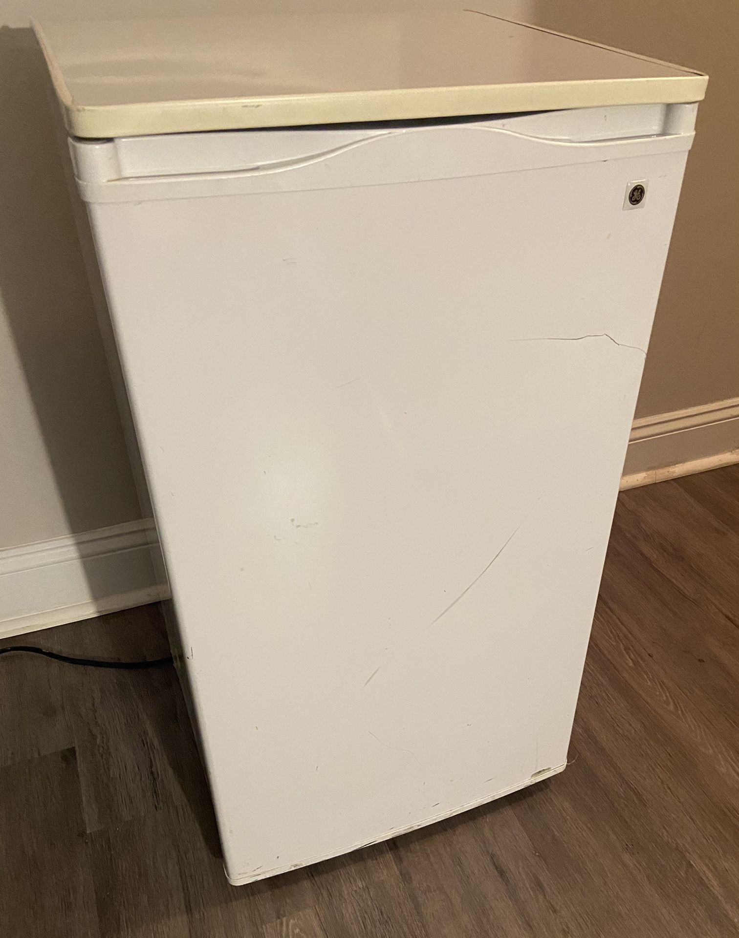 Mini GE fridge w/freezer section