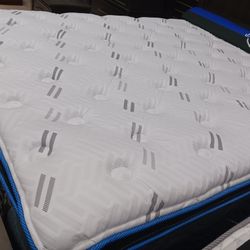 *Weekly Feature*---Hudson Bay Comfort Foam Queen/King Mattress And Foundation Sets---From $799---Delivery And Financing💪