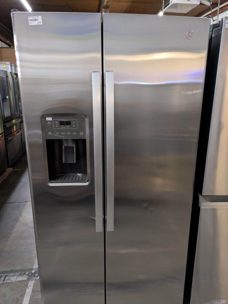 GE GSS25GYPFS
36 Inch Side-by-Side Refrigerator