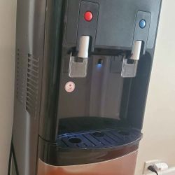 LIKE NEW   PRIMO 💧 WATER DISPENSER & 4 JUGS