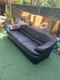 Black couch in good condition